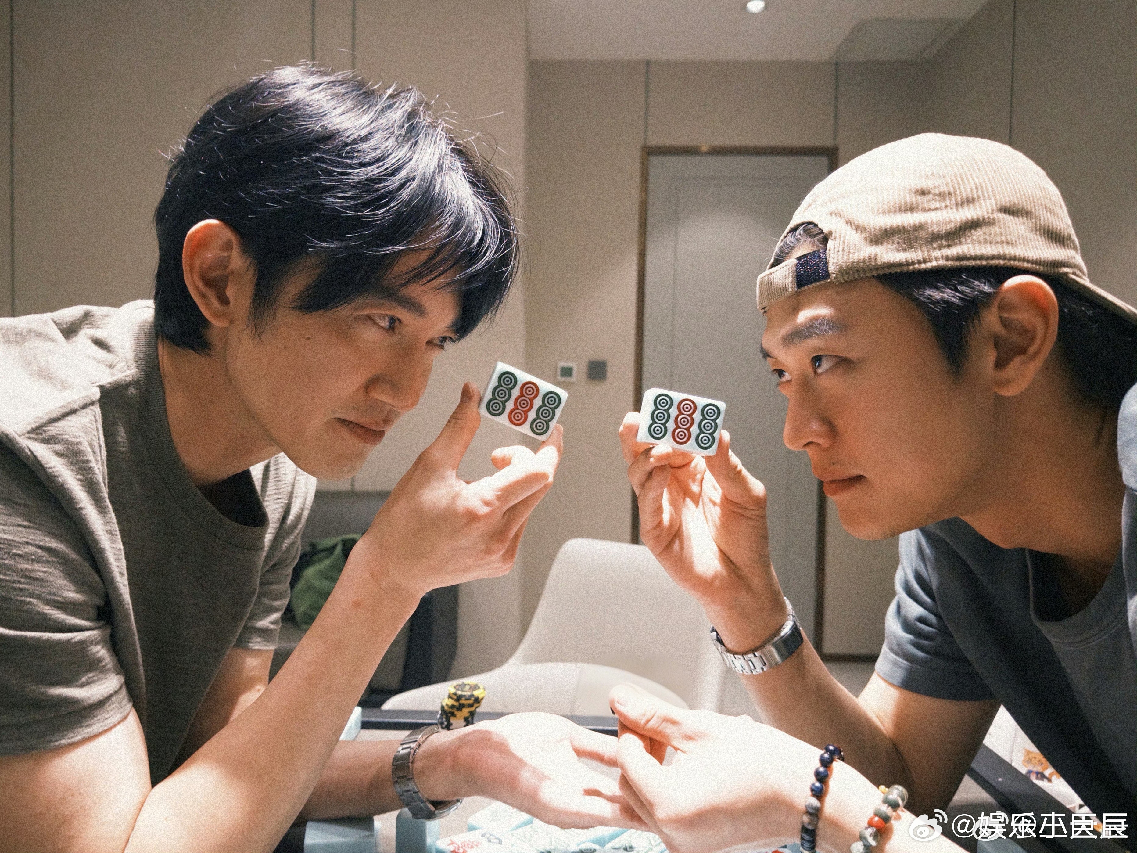 王天辰吴慷仁麻友合照 娱乐圈又一对惊喜同框，王天辰吴慷仁麻友合照好有生活感，帅哥