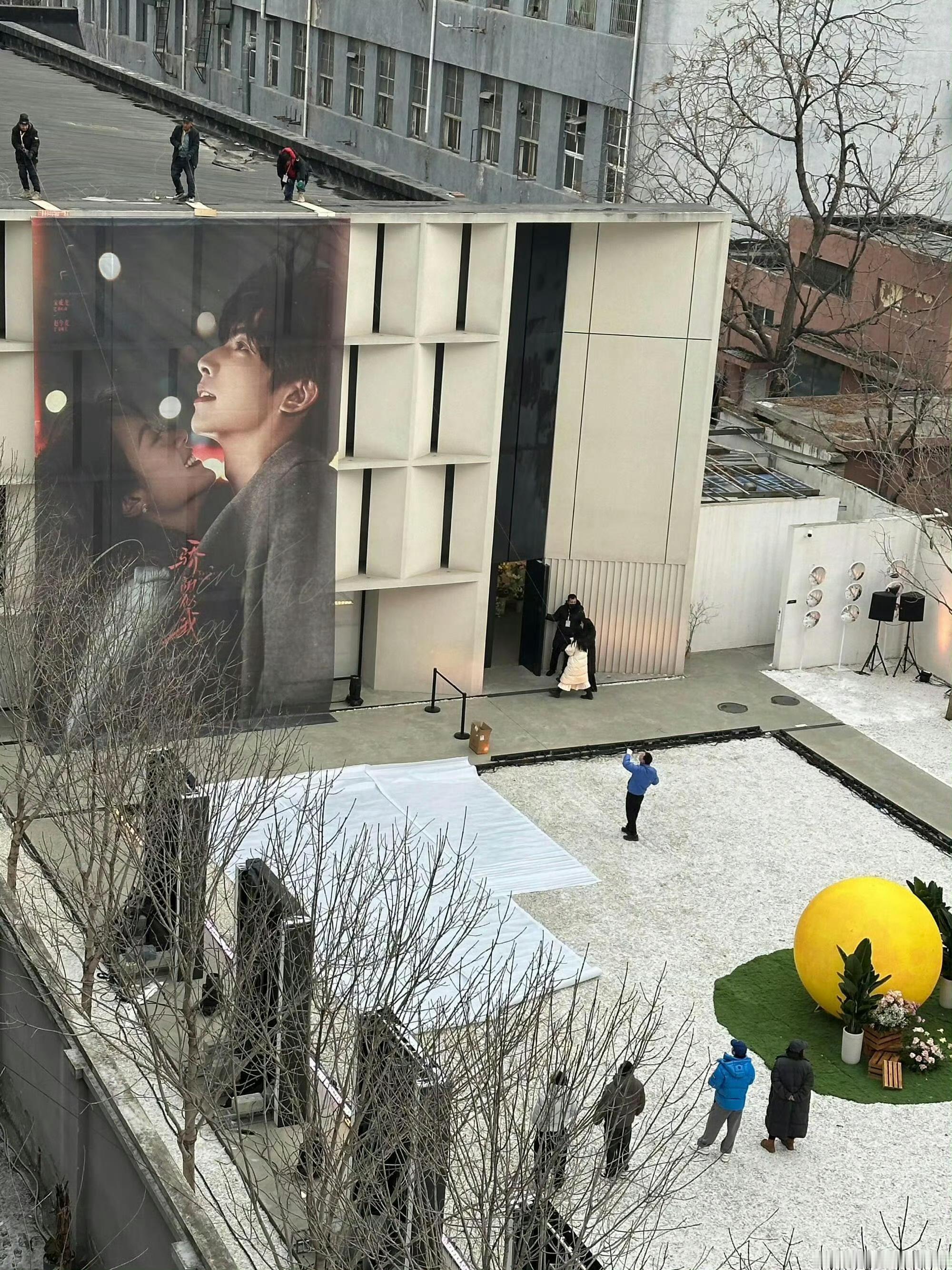 骄阳似我庆功宴巨幅海报《骄阳似我》庆功宴现场直击！巨幅海报铺满整面墙，浪漫氛围感