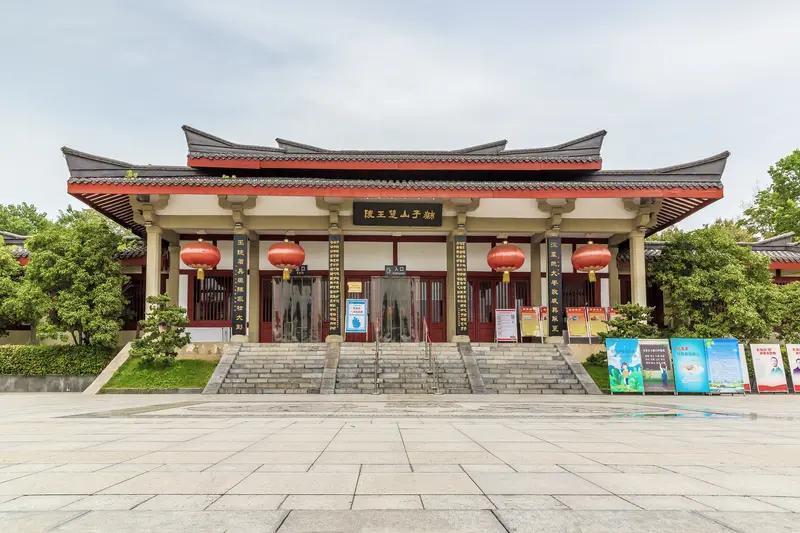 史上最惨教师节：铁项圈与红囚服
楚王刘戊为报复老师申公，竟给他套铁项圈游街，再穿