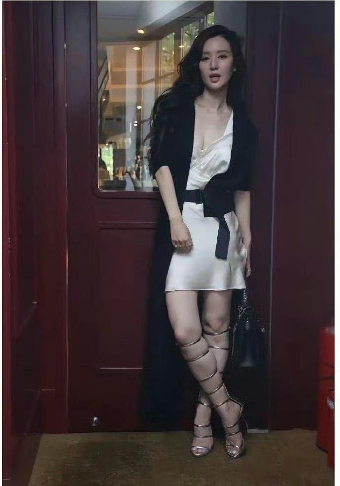 张萌这肉肉的身材竟然敢这样穿[赞] ​​​