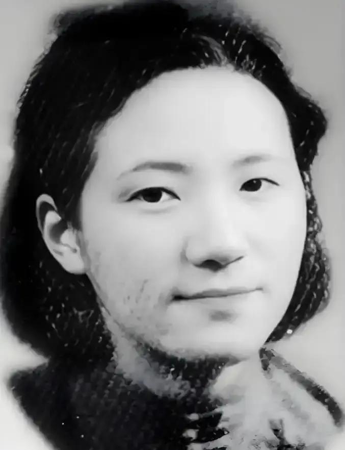 1934年，才女苏青，新婚夜撞见表嫂坐丈夫腿上，她装做若无其事，甚至在婚后还接连