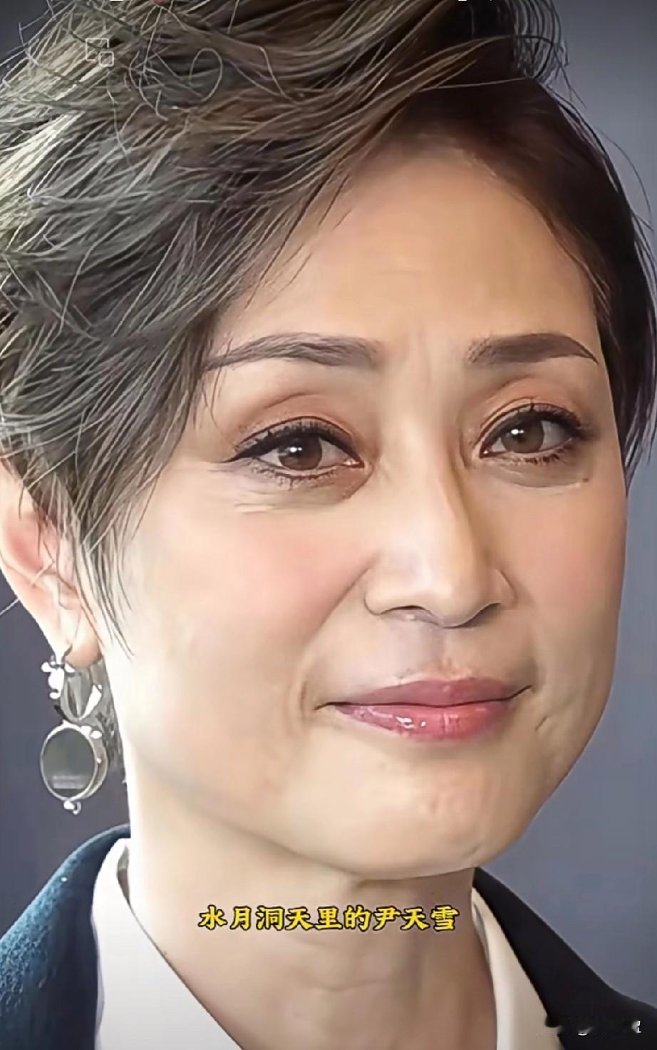 她是大家心中公认的冻龄港风美人，如今已59岁，高清镜头下状态依旧惊艳。
英气与妩