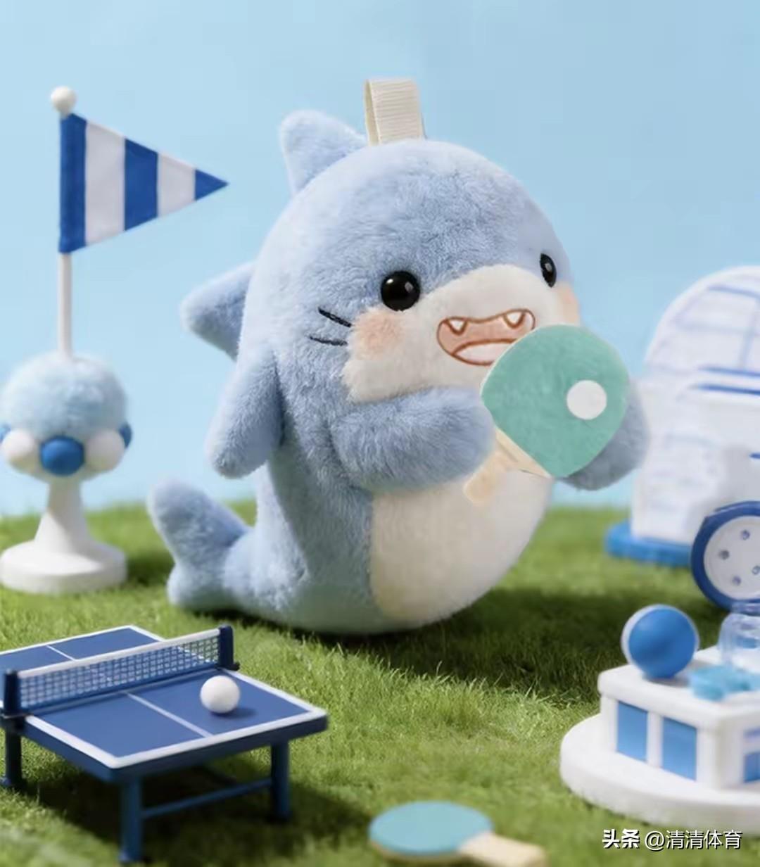 这几个玩偶直接火出圈了！🔥
澳门世界杯晚宴，人手一个绿袋子装着小玩偶，小蘑菇覃