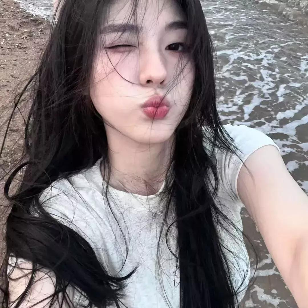 海边少女，微风轻拂，闭眼吻风，享受自然美好。海边花海少女 海边度假少女 海边少女