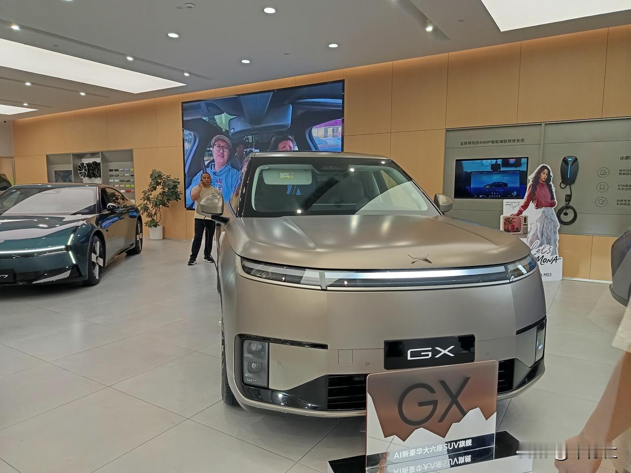 为什么要预售？
小鹏GX做了一次非常好的说明
预售时定价39.9万
一片恶评如潮