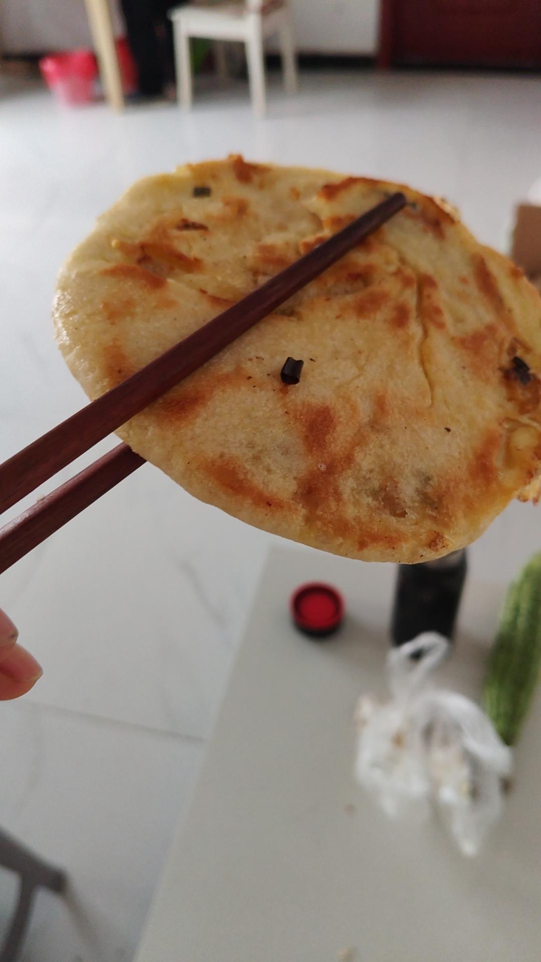 回来吃饭吧！我烙油饼吃！母亲打电话了。
我跟我妹俩人正从聊城往家里赶。我就爱吃母