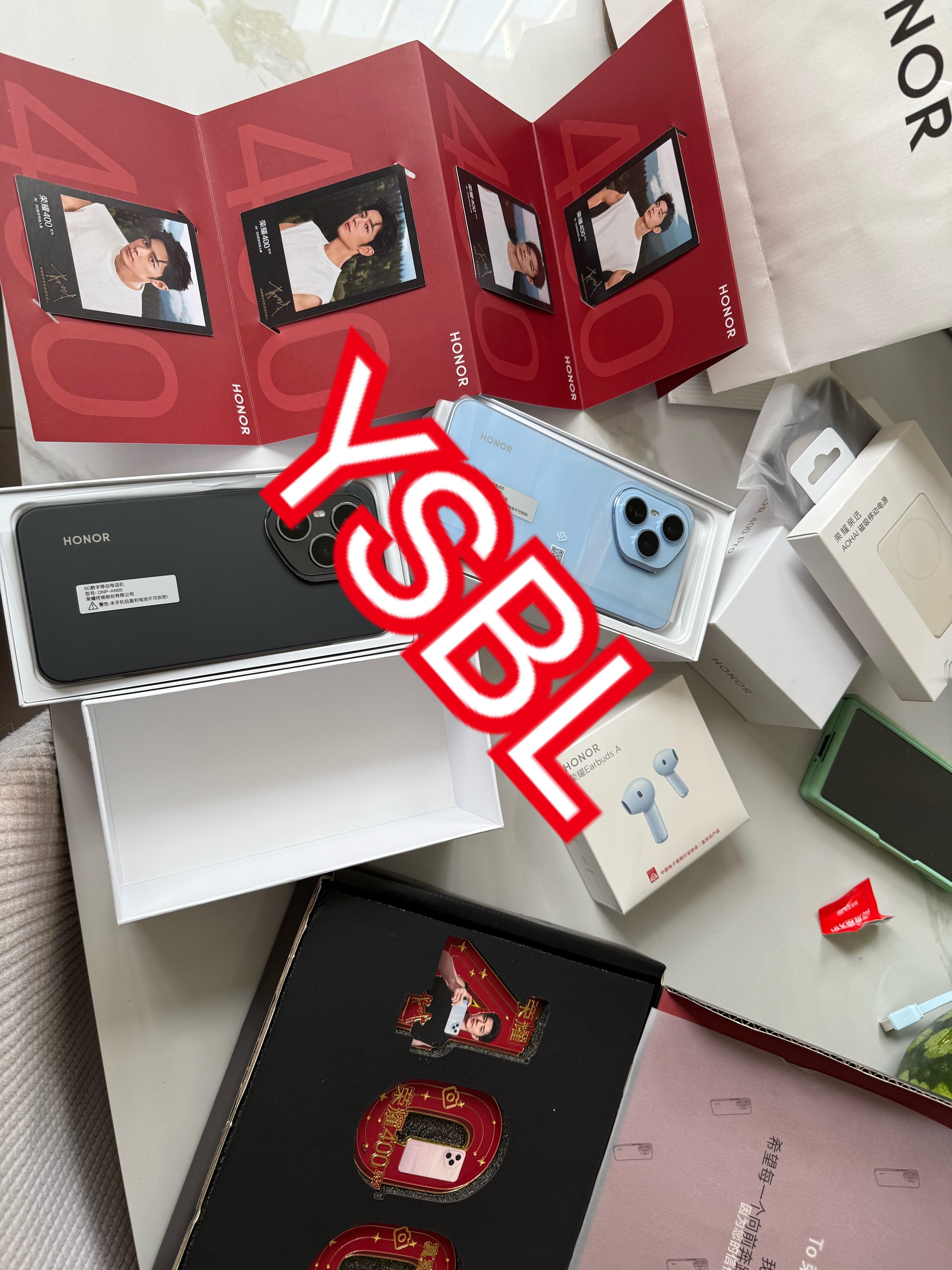 为了帮飞侠s朋友凑齐周边线上买了一套 线下买了一套肖战荣耀数字手机全球代言人 ​