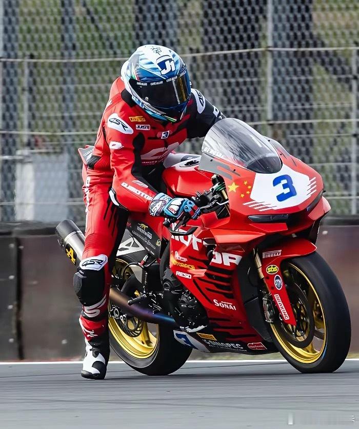 别再吐槽钱江摩托拉胯了对比张雪机车第一站的成绩仓促登场的钱江摩托这次可打高分钱江