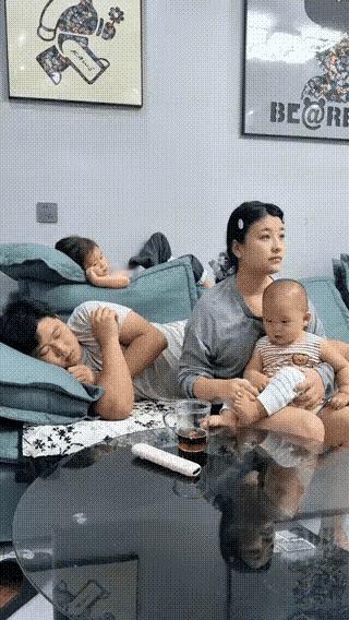 什么叫最毒妇人心？

看这位女子完美演绎了这一切，但她可能没有想到女儿在身后看到