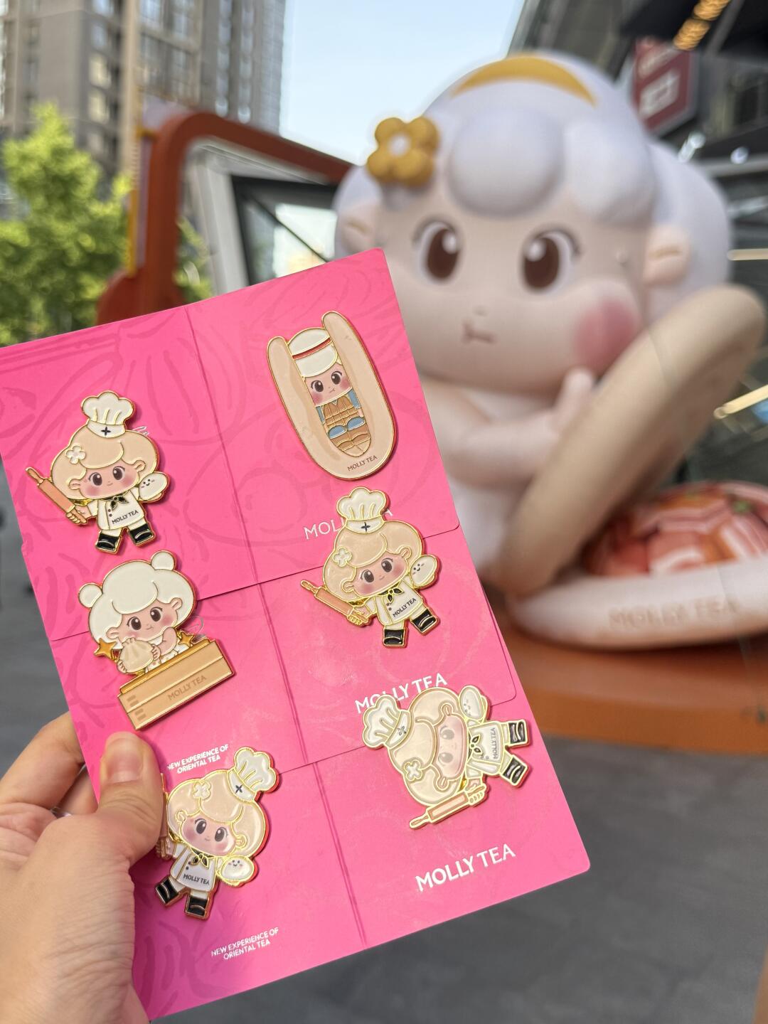 这个五一，西安中贸惊现巨型娃娃……