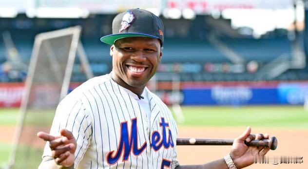 2014 年美国棒球赛，说唱歌手 50 Cent 受邀开球。他用力一掷，球直接飞