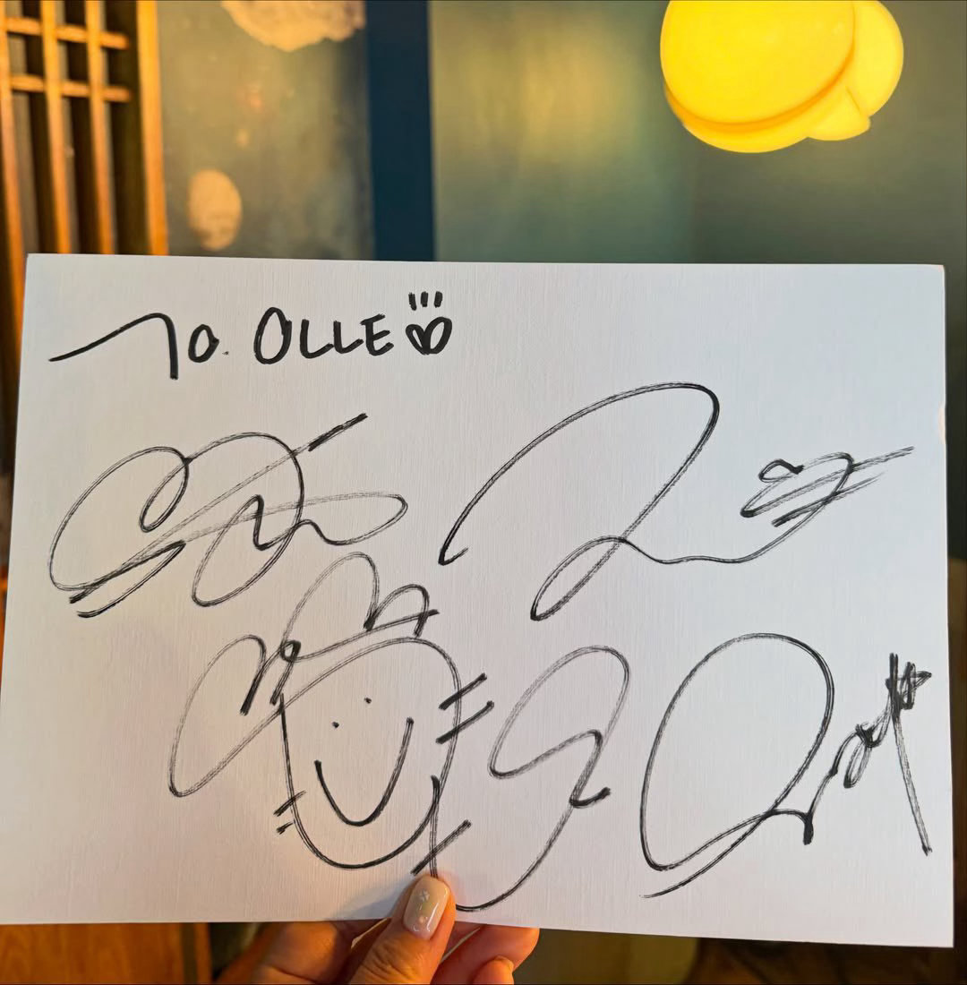 四人在伦敦的Olle BBQ留下了签名
