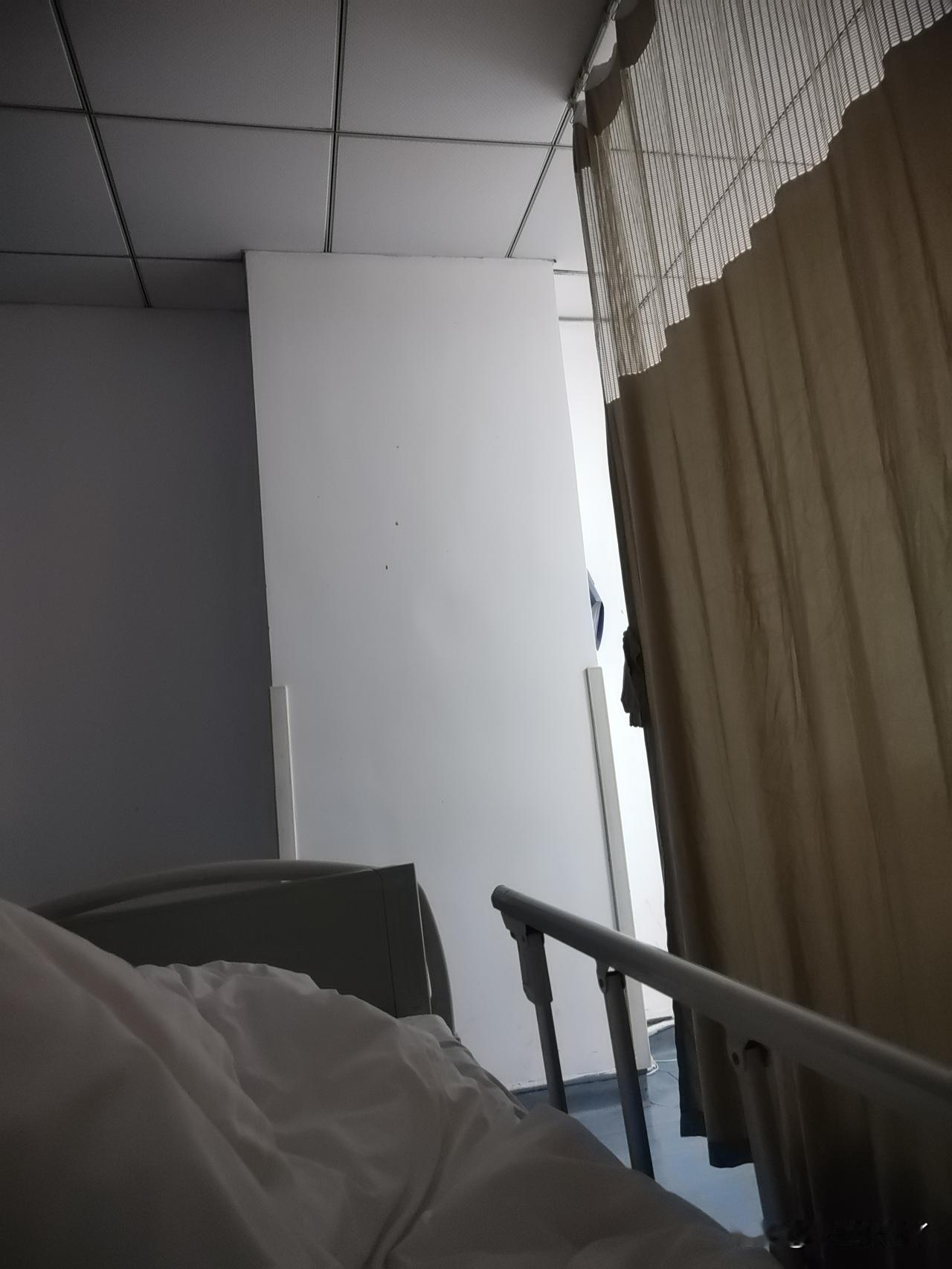 每次到医院，我都感受到医护人员的伟大。
前些年麻团儿肠梗阻住在弋矶山医院肝胆外科