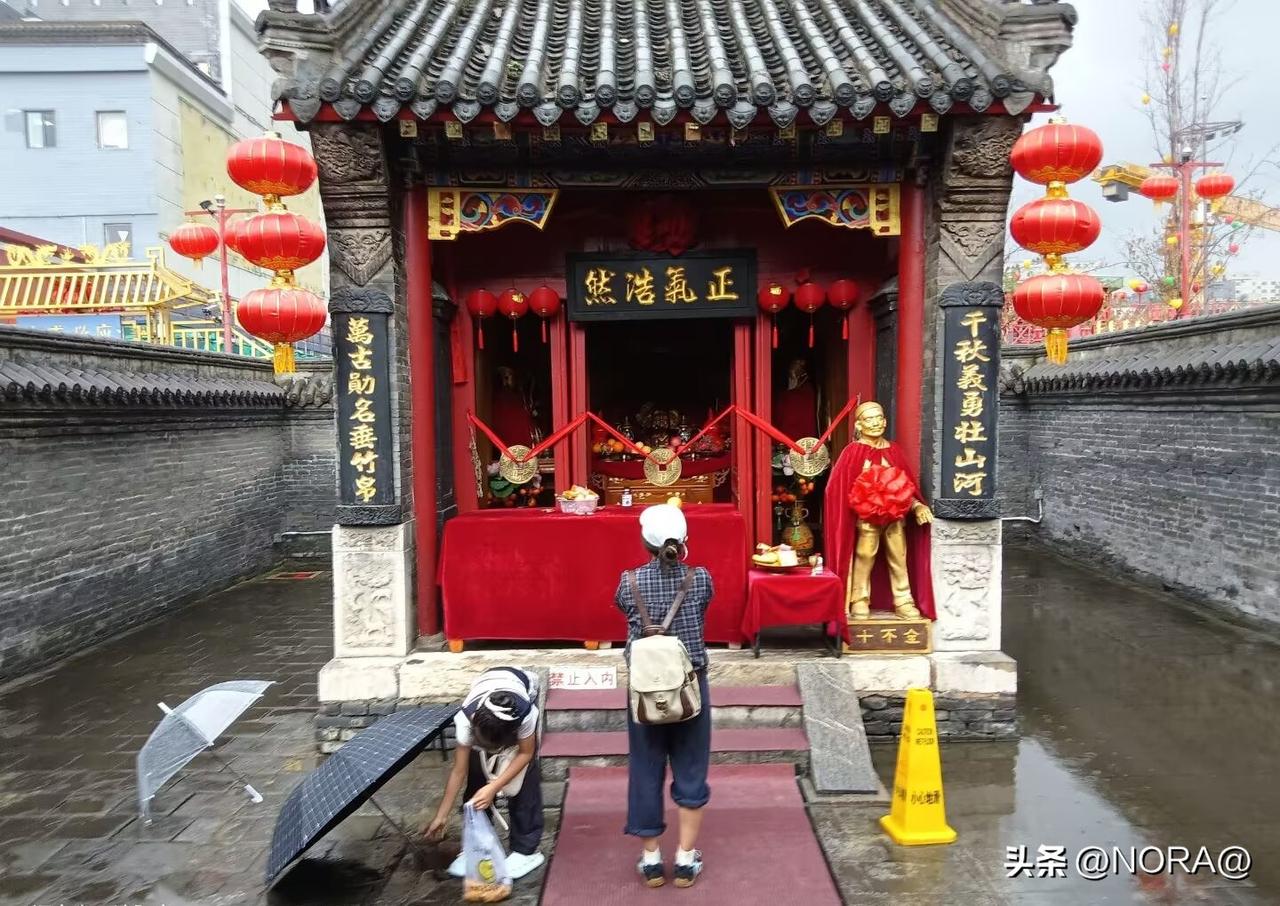 小庙里，两个看上去也就小学二、三年级的学生，动作娴熟，做派有模有样，非常虔诚地跪