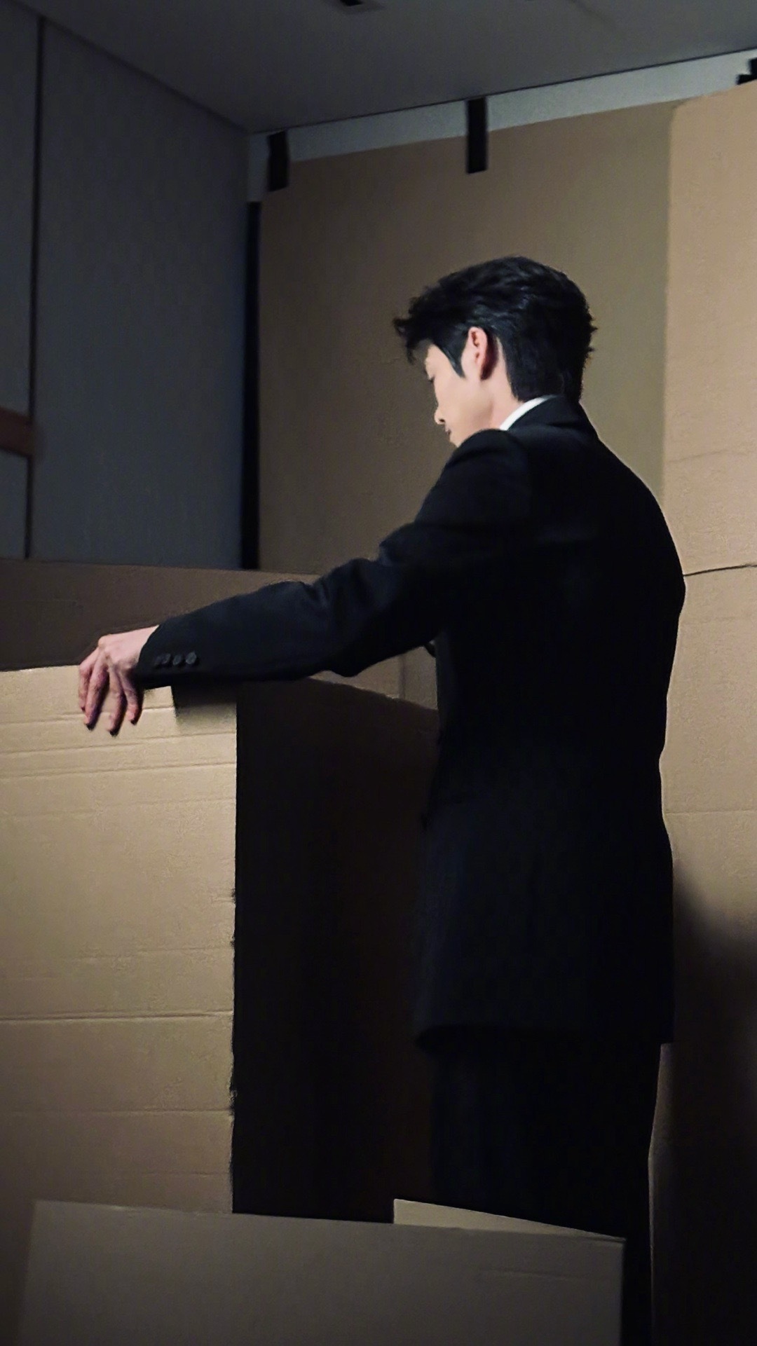 #魏大勋一分钟出三张live#瞬间之美被巧妙捕捉。仿佛开启一扇通往多彩世界的门，