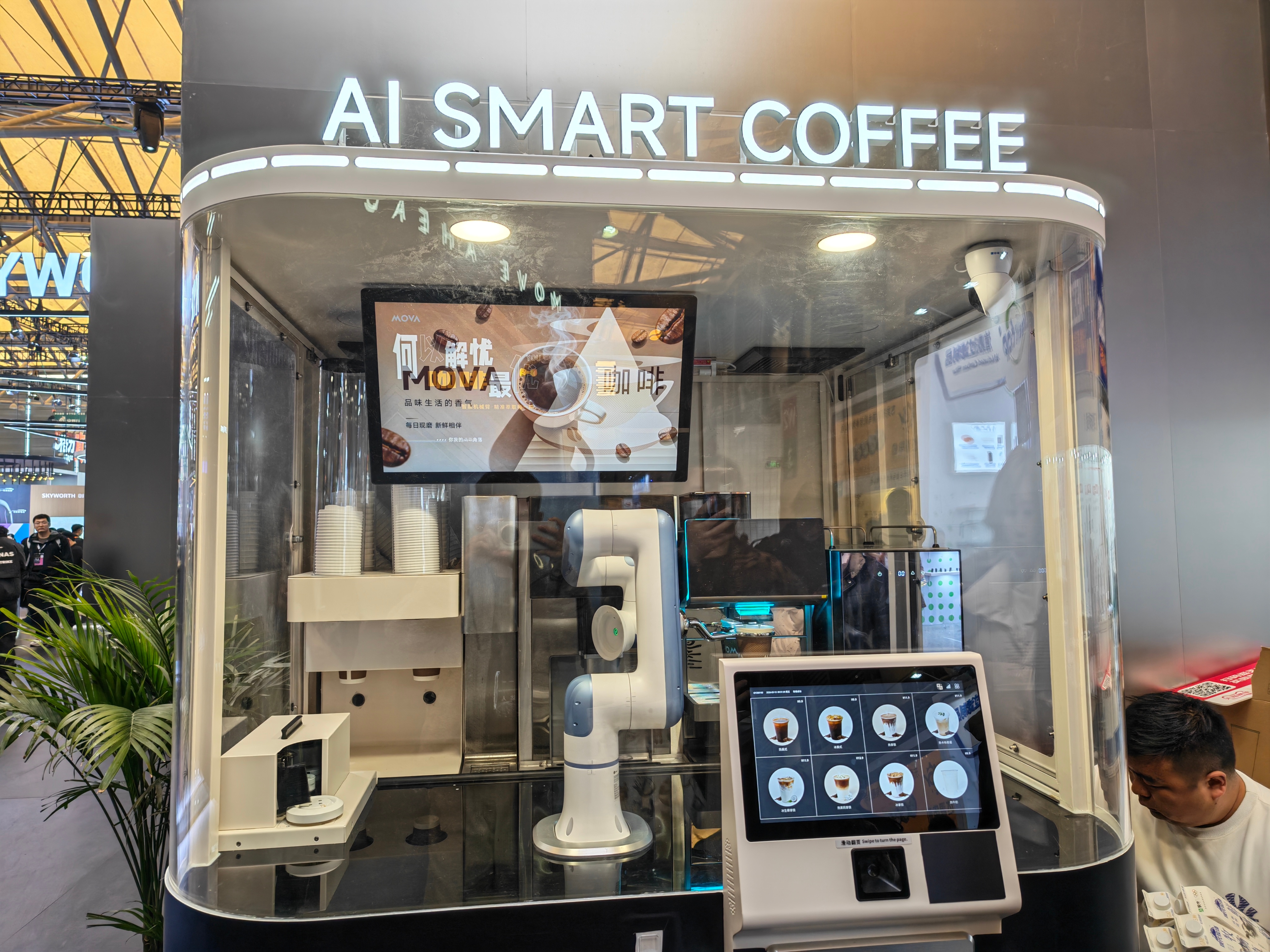 打卡AWE 2026 MOVA展台，E1+W2双馆联动规模确实大，31款首发新品