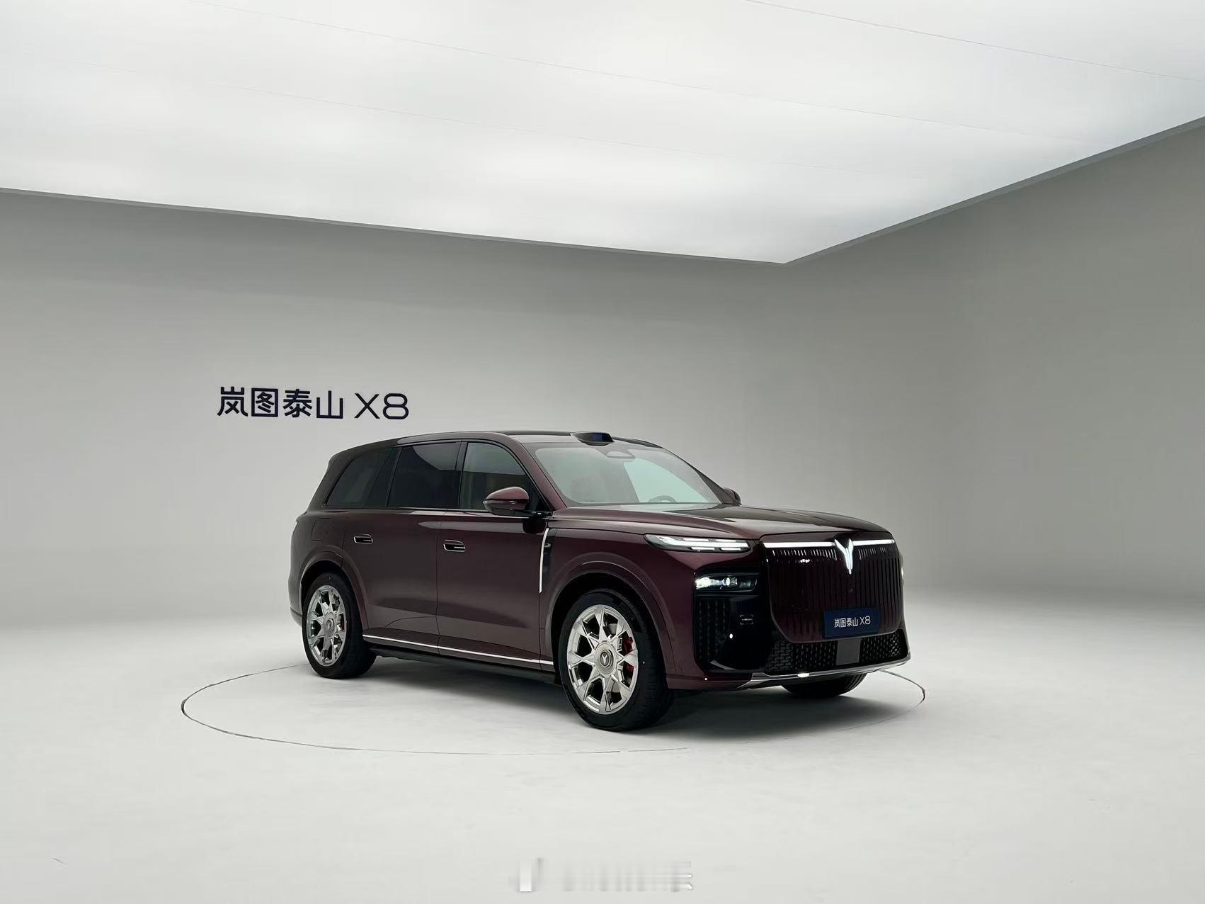 给你们看看我今天拍的两款大六座SUV，小鹏GX和岚图泰山X8，现在的国产车豪华感