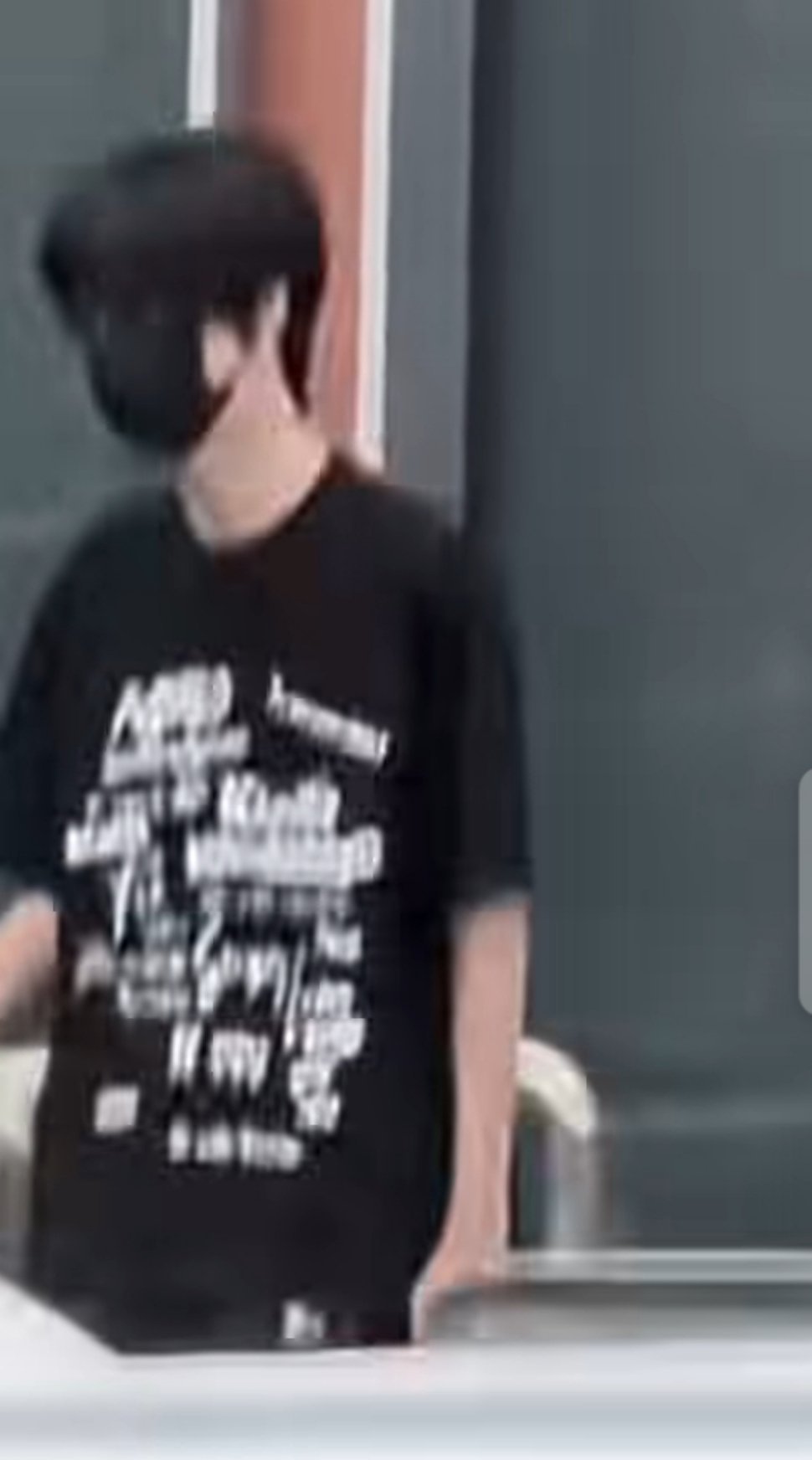 看不到眼睛，但是好帅。 