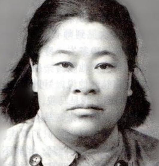 1933年，许世友听说部队有一位武当出身的女侠，便想要切磋一番，他迈着自信的步伐