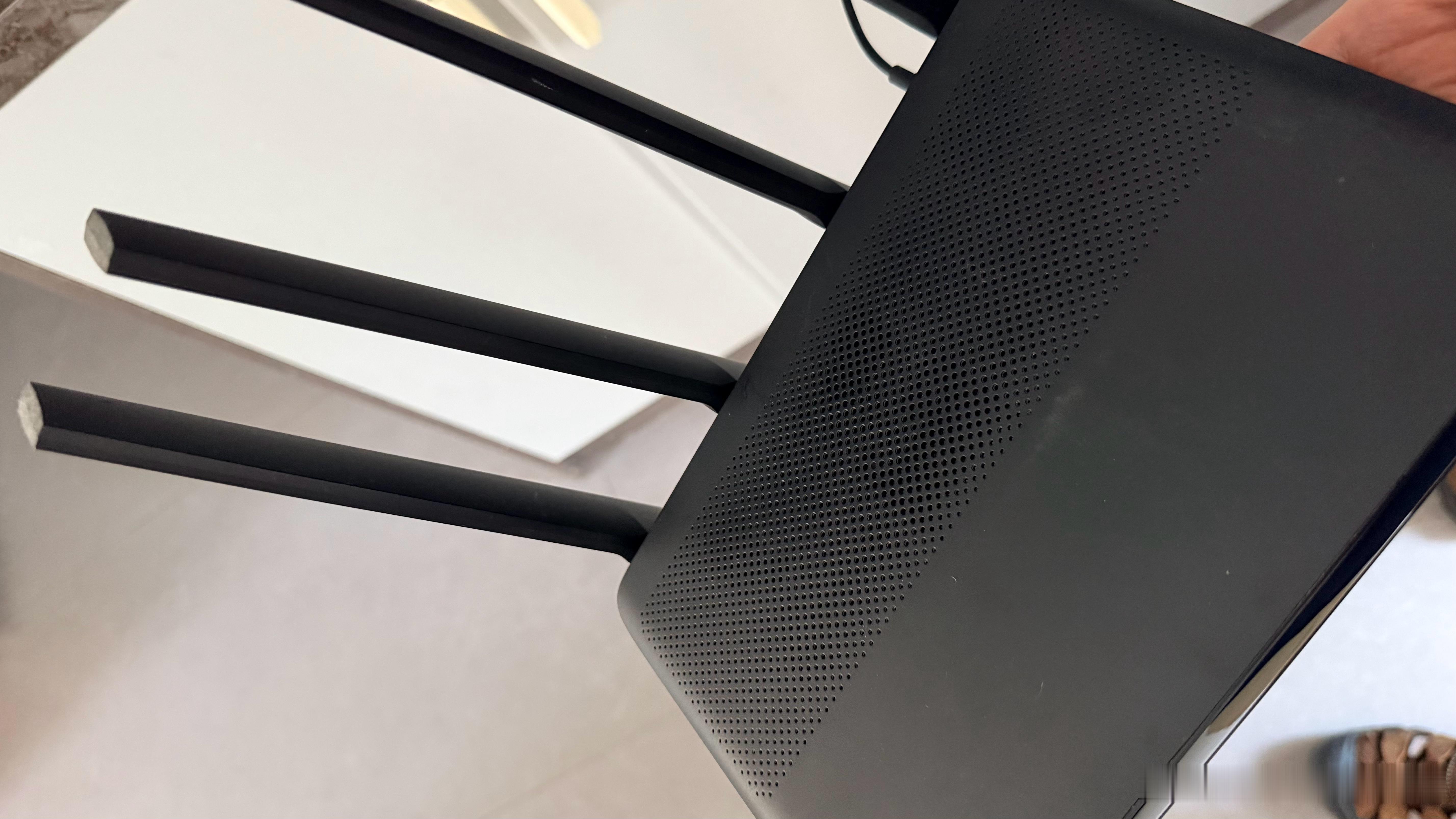笑亖，家里的小米路由器又又又坏了，哈哈哈。四年前，我买的小米 ax3600，用了