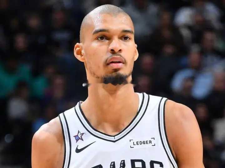 雷霆躺升联盟第一！马刺力克活塞豪取9连胜 文班21+17+6帽雷霆躺升联盟第一 