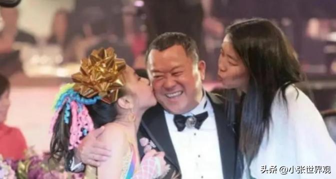 2006年，谭咏麟挖苦曾志伟：“恭喜你啊，嫁女荣升岳父。”曾志伟大怒：“你怎么还