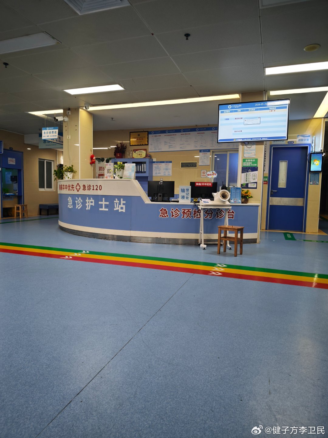 自从前两天游泳，汽车上吹空调感冒，咳嗽。三天未痊愈。被老婆女儿逼的来医院打吊针。