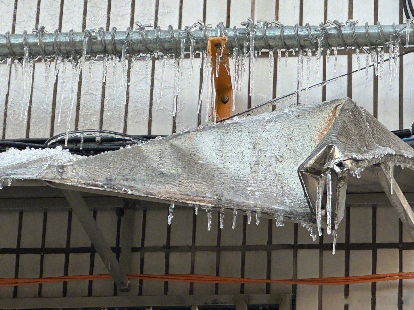 隔壁单元6楼住户的自来水入户管，是PPR材料的，在昨晚上冻裂了。从上到下，都是冰