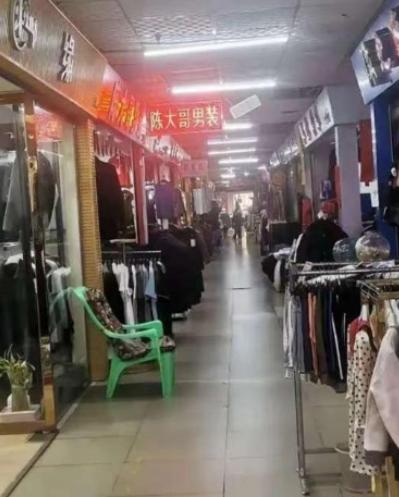为什么唯独在我们中国，电商彻底干趴了实体店？这么说吧，同样的东西，网上卖300，