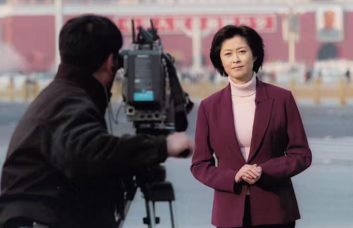 敬一丹：记者凭什么拥有一个节目
     2000年11月8日，我国正式拥有了第
