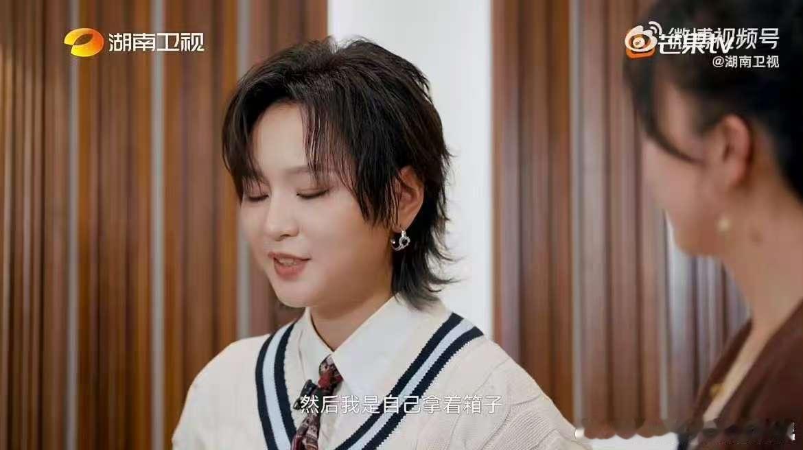 周笔畅希望自己活到老酷到老湖南卫视背后笔笔的酷是历经岁月依然保持的纯真与果敢，湖