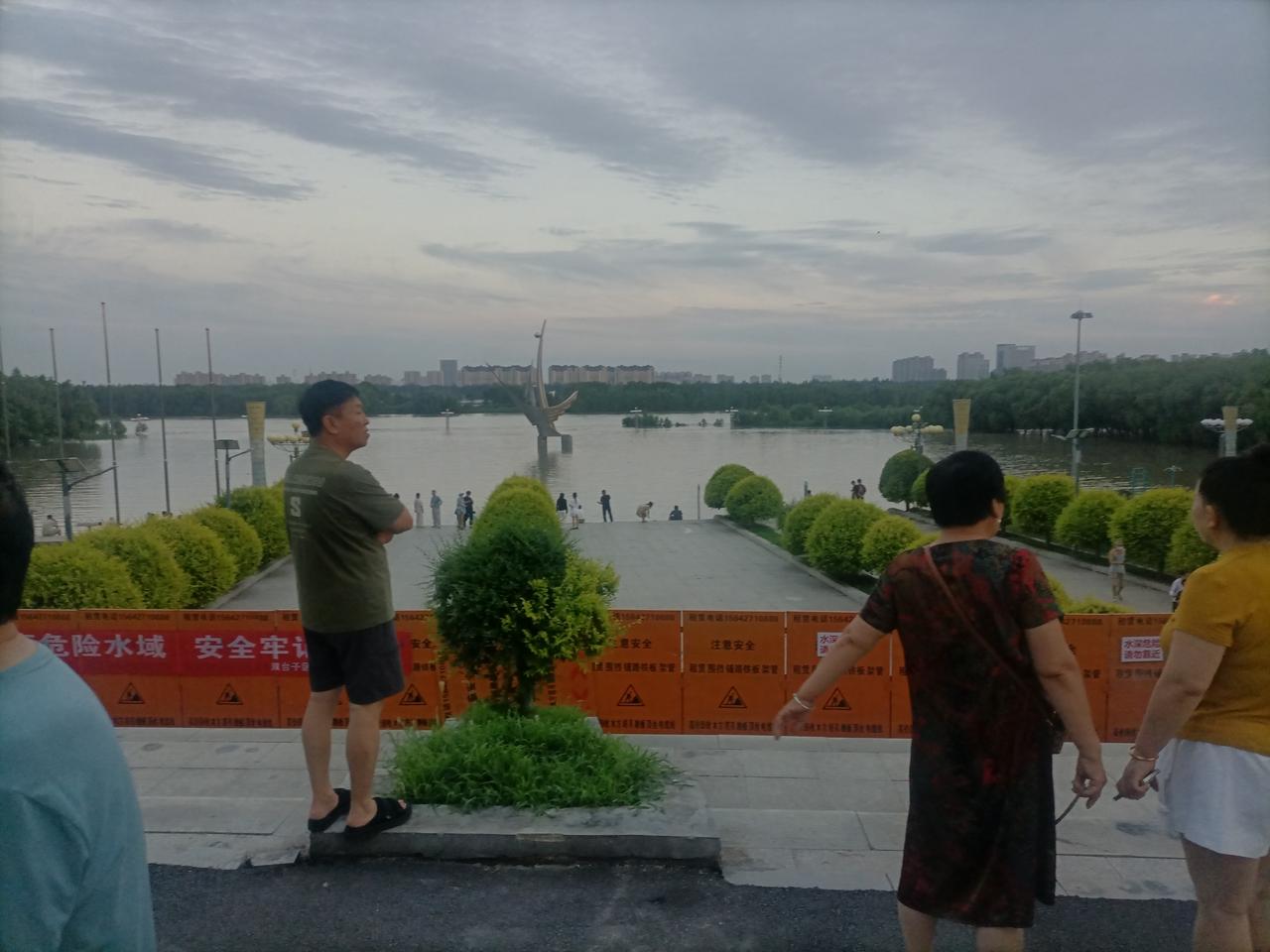 大家看看我说对不对？百姓说的网红，说白了就是在网上混日子的人，帮平台骗老百姓的钱