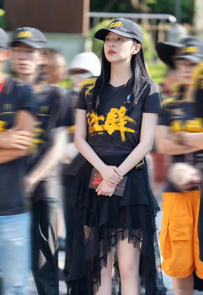 阚清子  【阚清子给粉丝准备了黄金】阚清子新片开机，给现场粉丝准备的礼物是中国黄