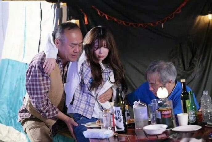 女儿独自一人喝醉了，父亲前来接送她回家 ​​​