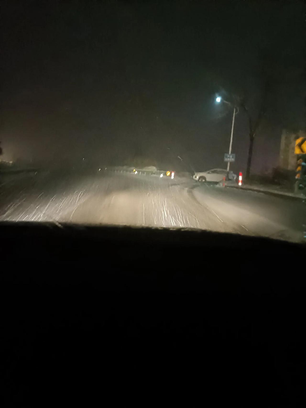 昨天晚上7点从华阴往西安回家过年，华阴雨下的并不大，但是开车去华阴连霍高速入口、