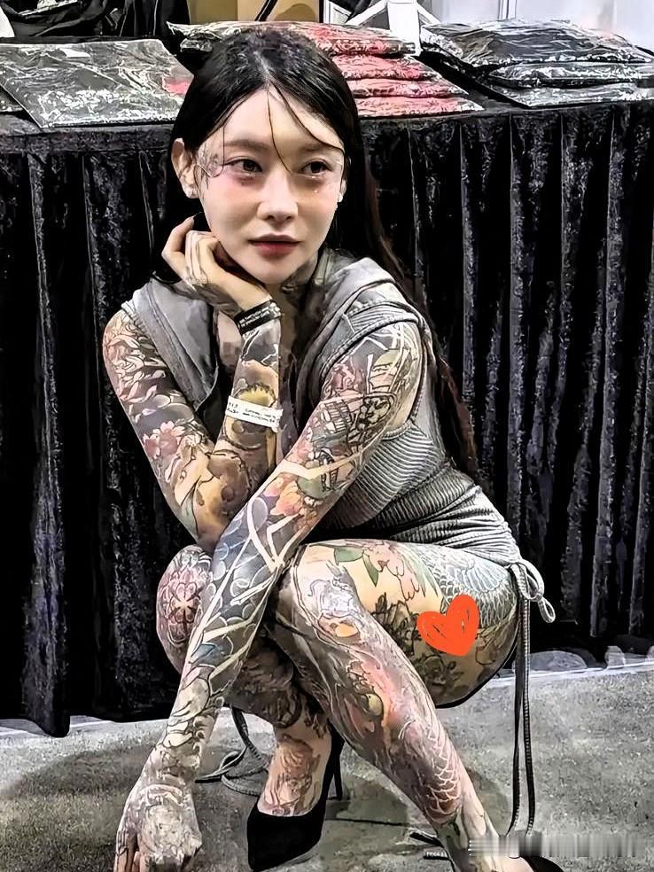 追求个性无可厚非，但纹身穿刺终究要承担长远代价。。。

街头撞见满身穿刺、纹着花