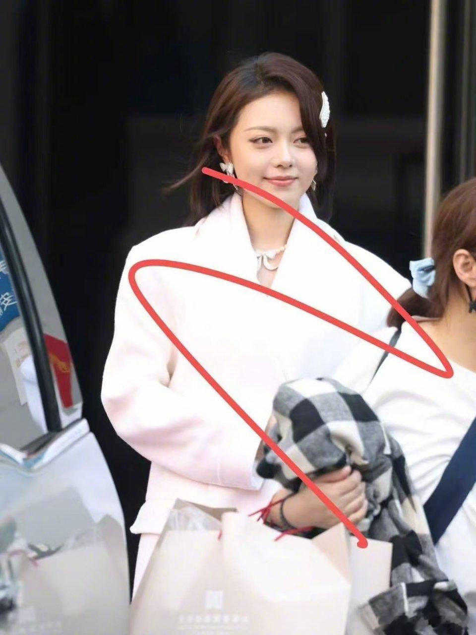 赵今麦工作室评论区现况如下↓其实麦麦剧照和营业照还挺好看的，就是在秀场，红毯和给