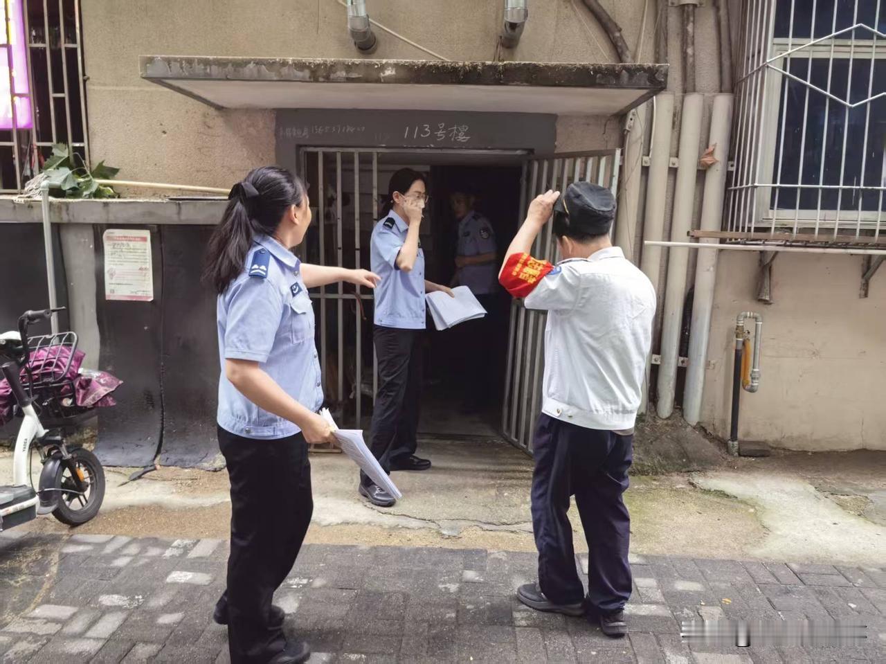 郑州街头随手拍:2026年5月26日，郑州市中原区绿东村社区巡防员配合辖区民警开