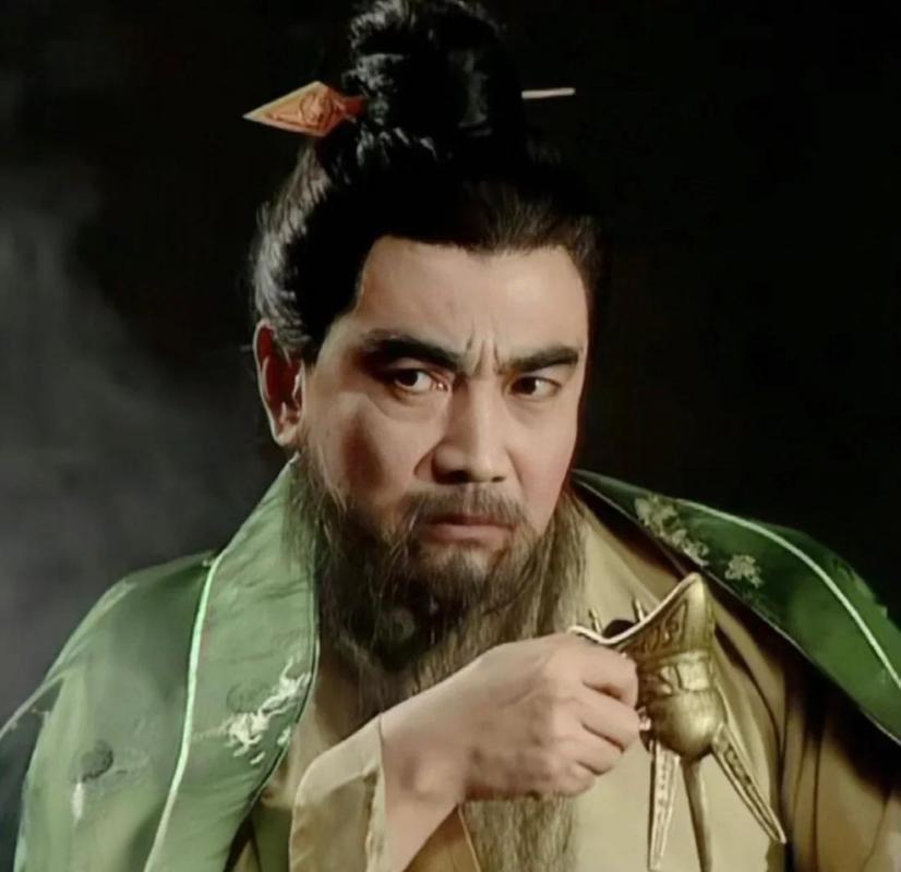 1991年，一个演员因为要求配一辆进口专车，丢掉了曹操这个角色。当时剧组原定的曹