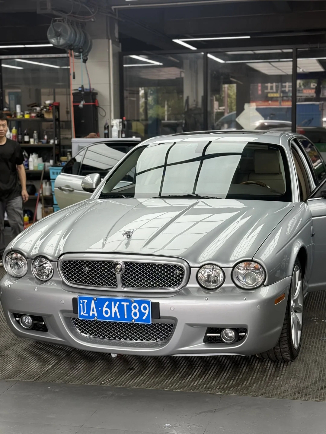 捷豹XJ6精细化复原交车