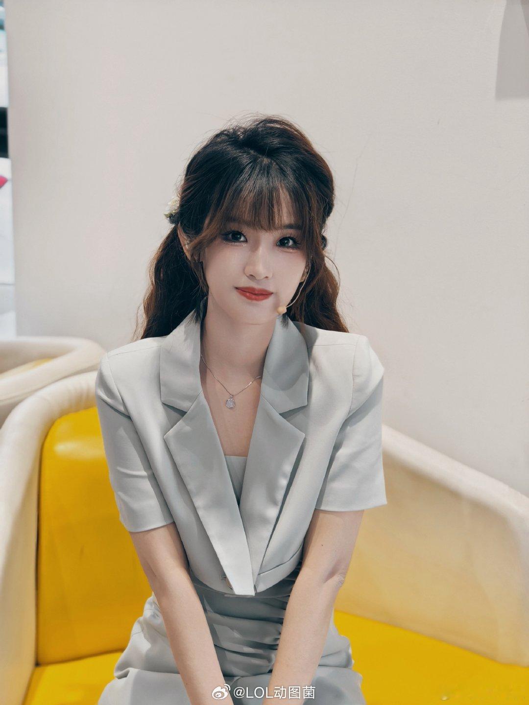 #2024LPL# #英雄联盟S14# #英雄联盟# LPL女主持人夏安晒照：出
