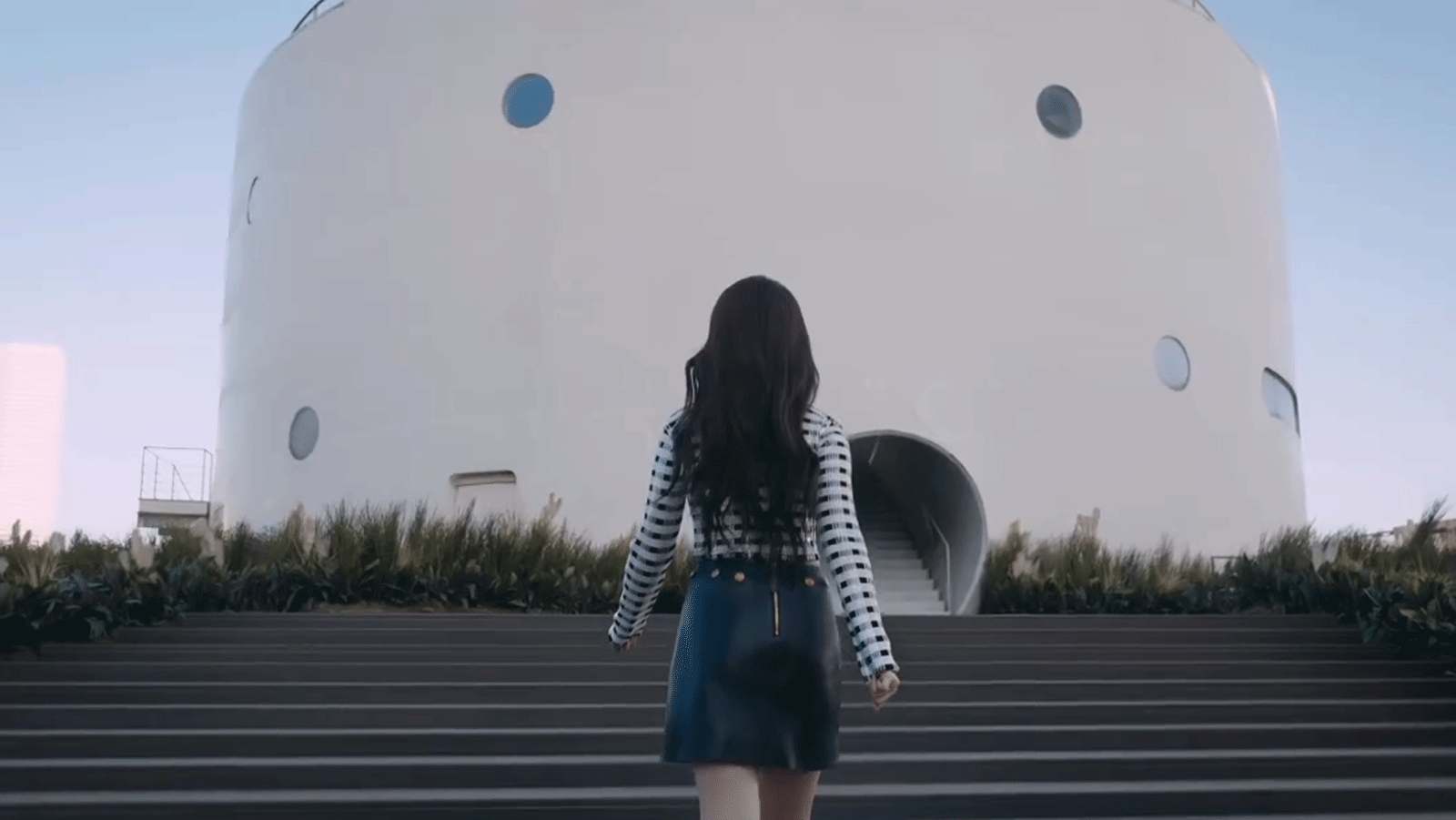 刘亦菲新造型好辣，黑色短皮裙，转身，哇哦，内搭黑色内衣，直接露胸了，好敢穿。

