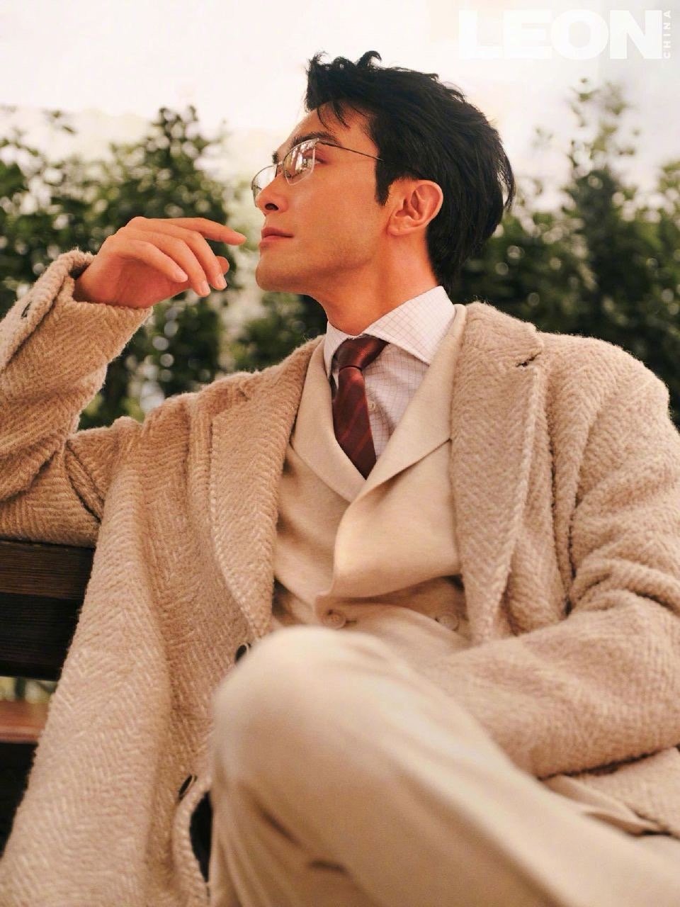 高伟光自带老钱气场！西装利落肩线绝了，眼镜红领结配拐杖，成熟稳重又贵气，这帅度真