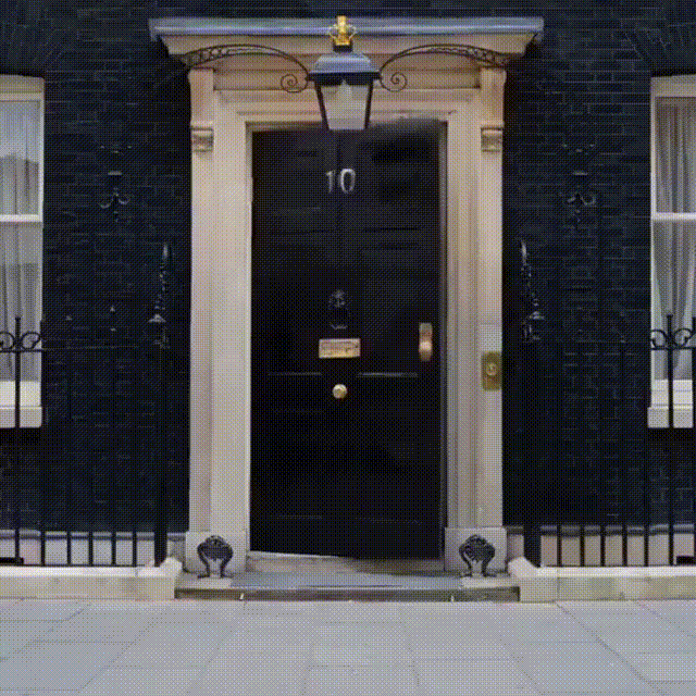 斯塔默辞去英国首相职务，特朗普为何提前得知消息？难道是美国中情局对英国首相、政府