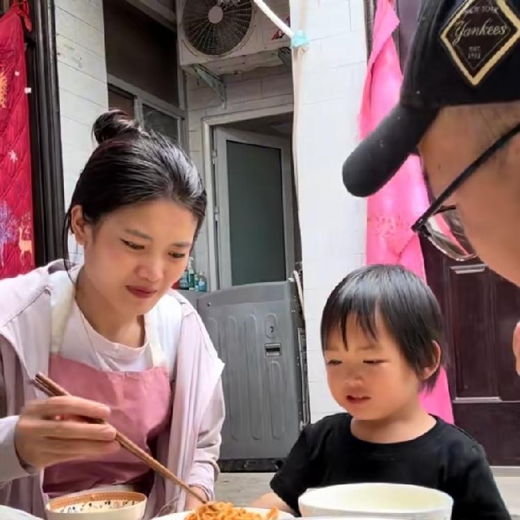 桃子和蜜前些日子因为吵架蜜回到了老挝娘家，回来的时候还有些尴尬，涛子带着小蜜桃去