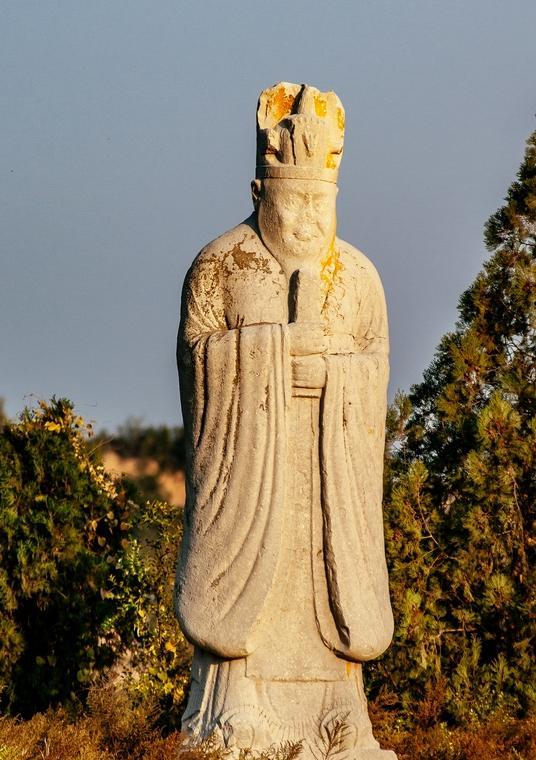 一个体重350斤、肚子垂到膝盖的男人正跪地认杨贵妃当妈，安禄山用这种表演换来了兵