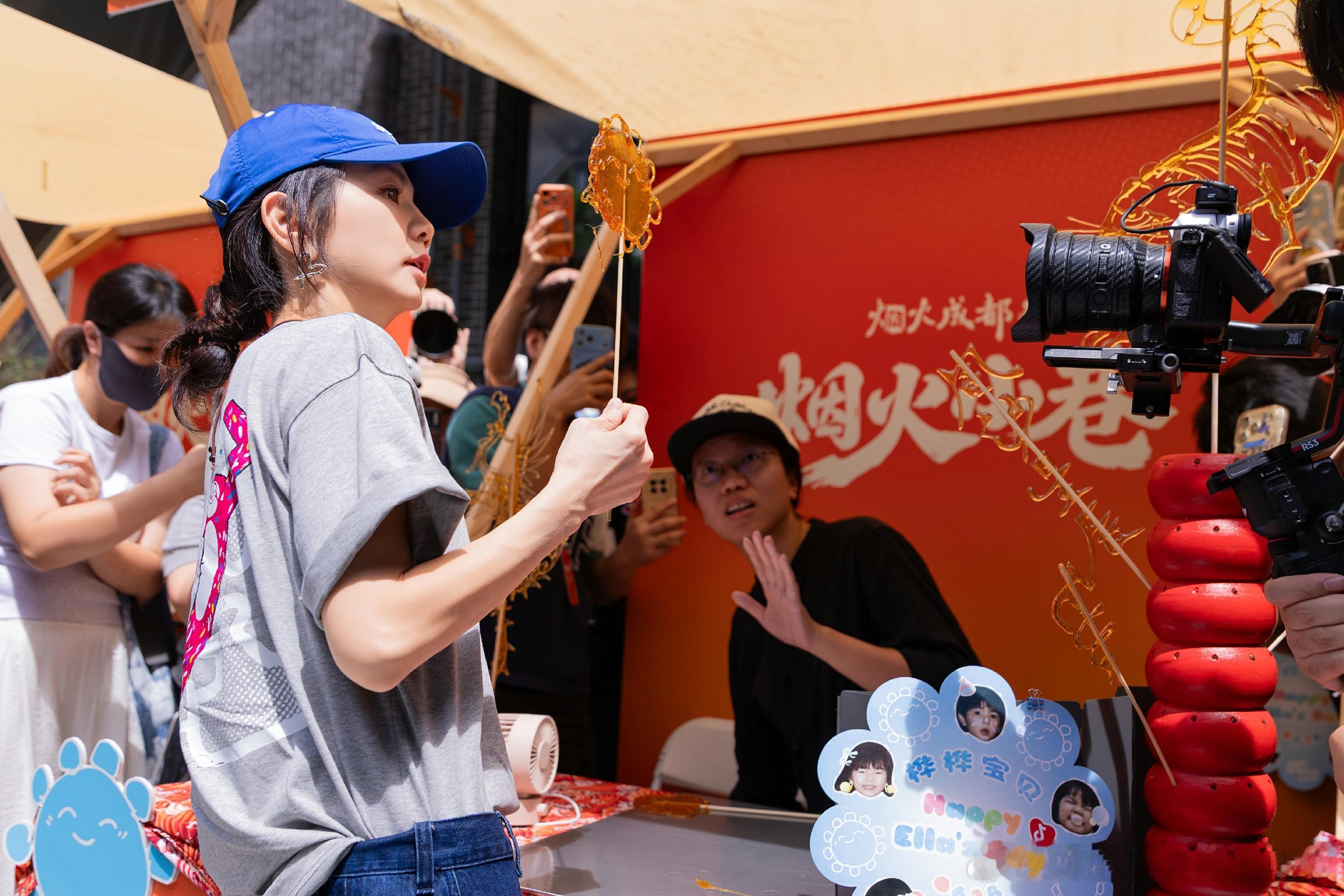Ella陈嘉桦Ella陈嘉桦成都连唱两晚 火辣造型热力开唱点燃蓉城  从烟火小巷