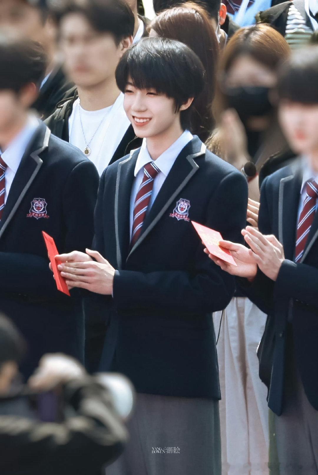 杨博文开机生图杨博文开机状态杨博文《我们的少年时代2》开机照！学长眉眼弯弯，这个