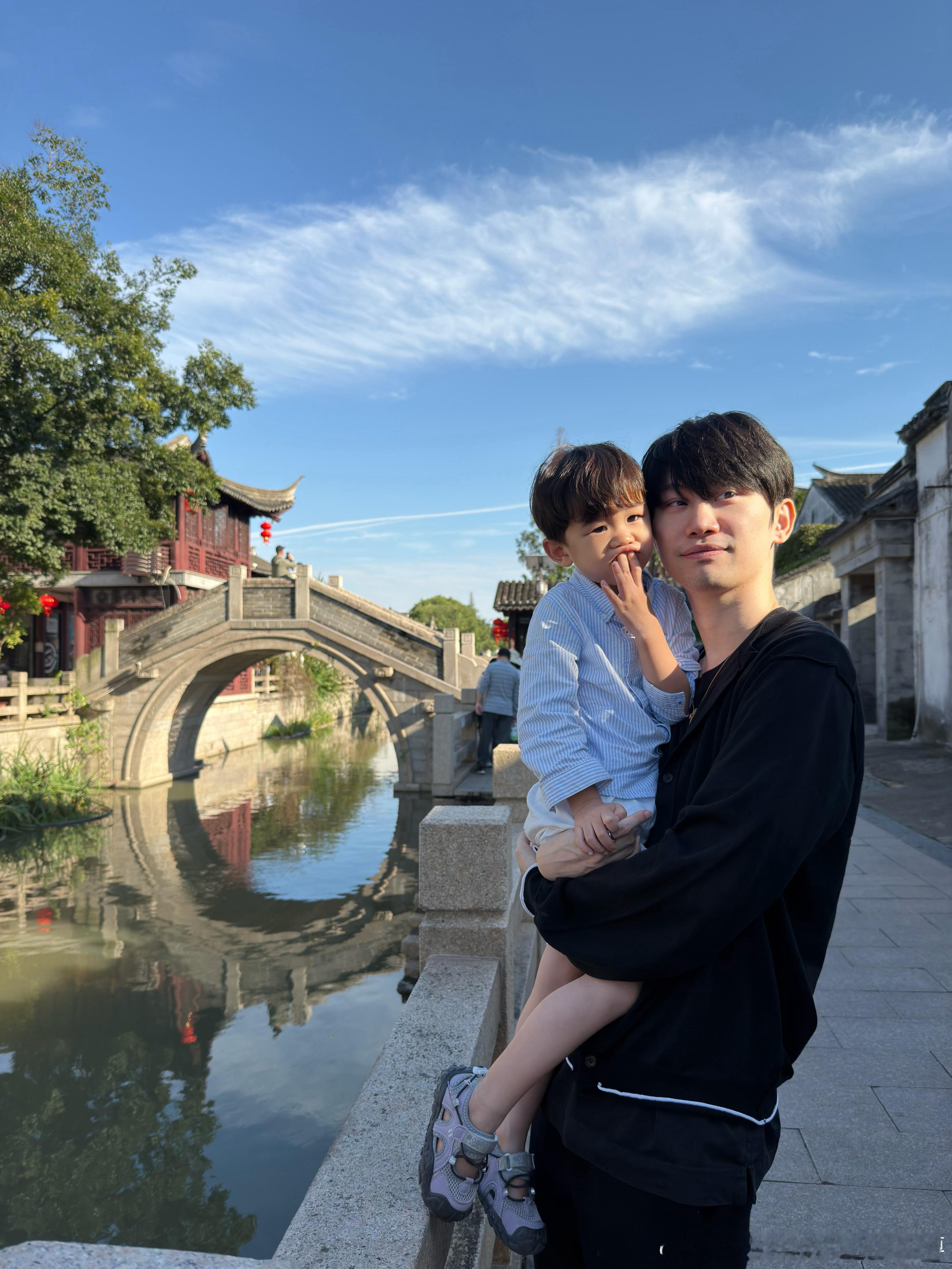 笑死我了，咋做到的？父子俩表情永远不能同步在线！ ​​​