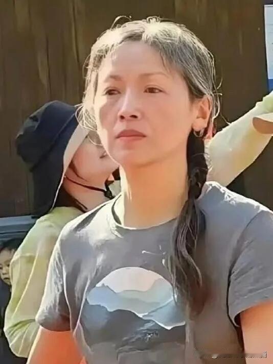 吴倩莲年轻的时候可是单眼皮女生里最有气质的一位，现在老了完全是判若两人了，就是这